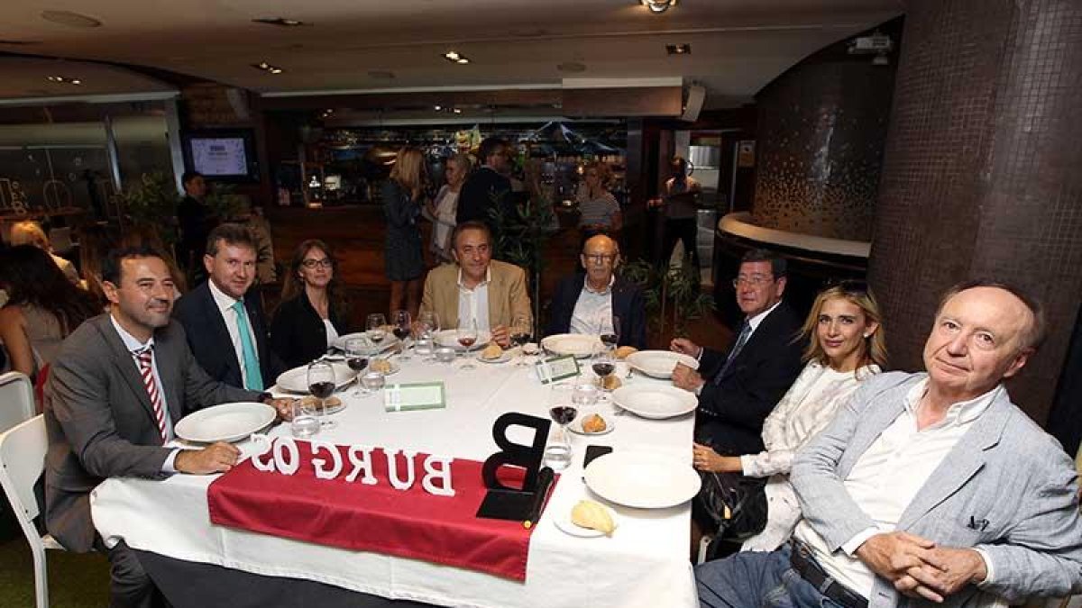 Imagen de la presentación de ayer en el Real Café Bernabéu.-ICAL