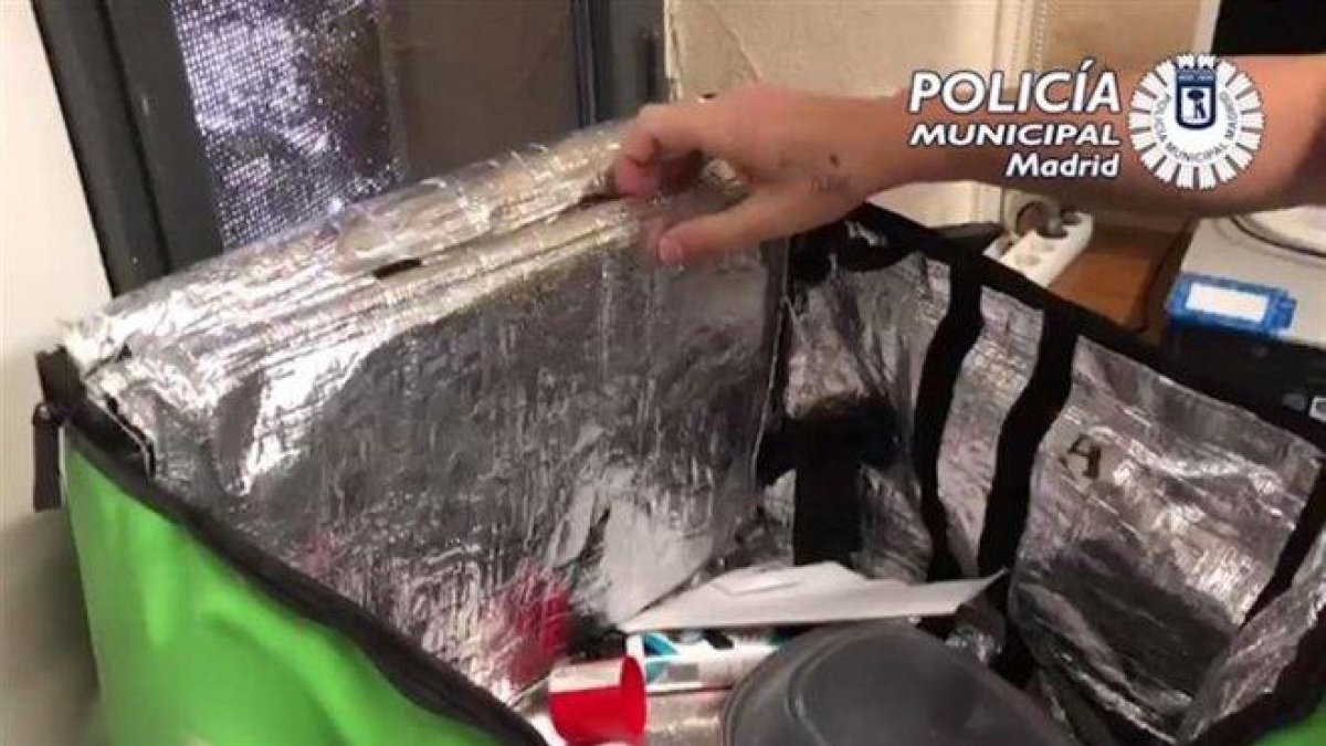 La bolsa de reparto de comida a domicilio intervenida por la Policía de Madrid con droga en su interior.-POLICÍA MUNICIPAL DE MADRID