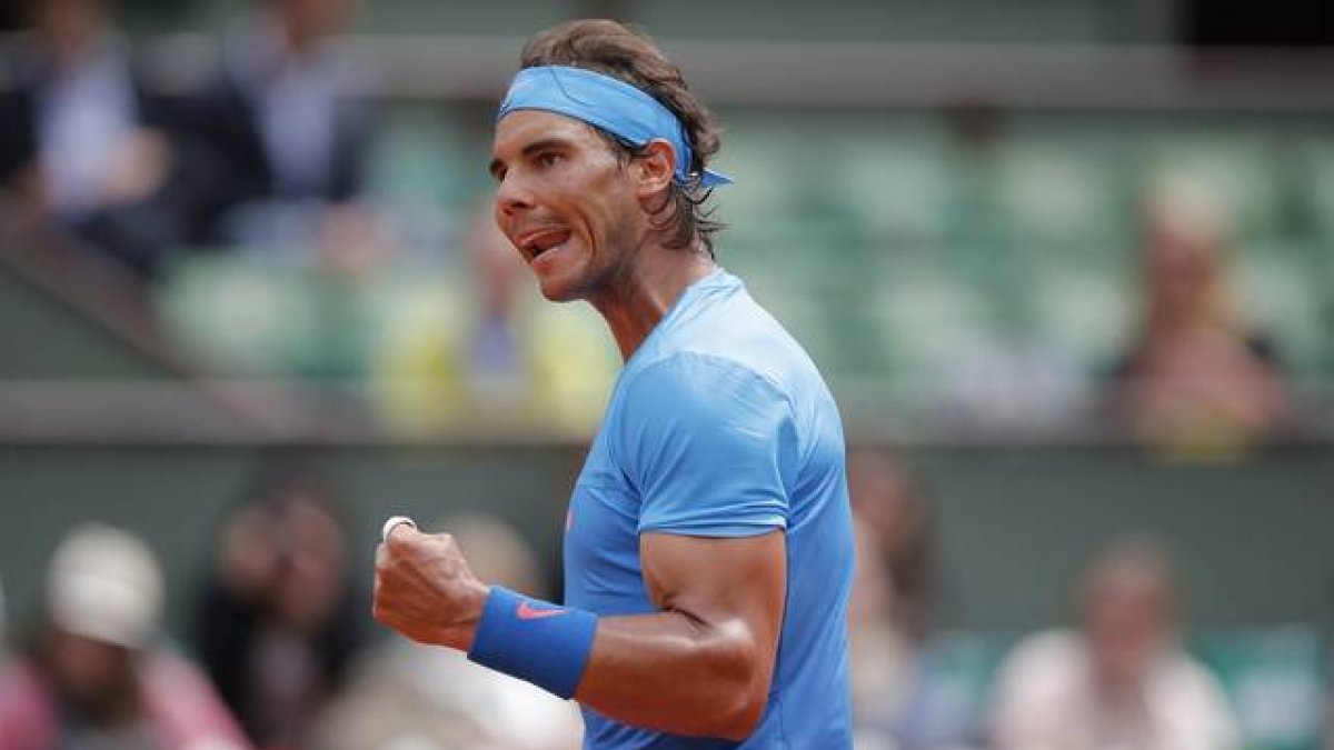 Nadal, durante el partido que ha disputado este jueves contra Almagro, en Roland Garros.-Foto:   AP / CHRISTOPHE ENA