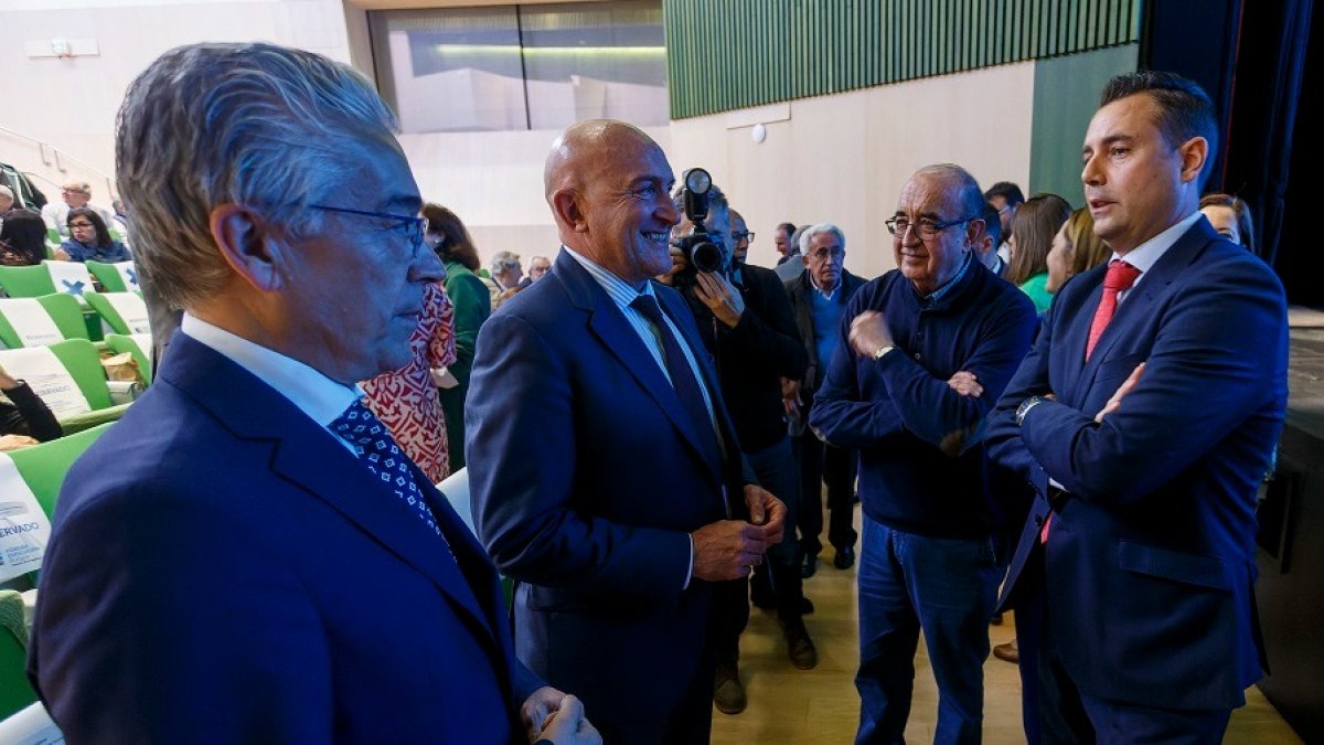 Roberto Saiz y Jesús Julio Carnero conversan con Daniel de la Rosa antes del acto de presentación de la candidatura de Burgos 2031. SANTI OTERO