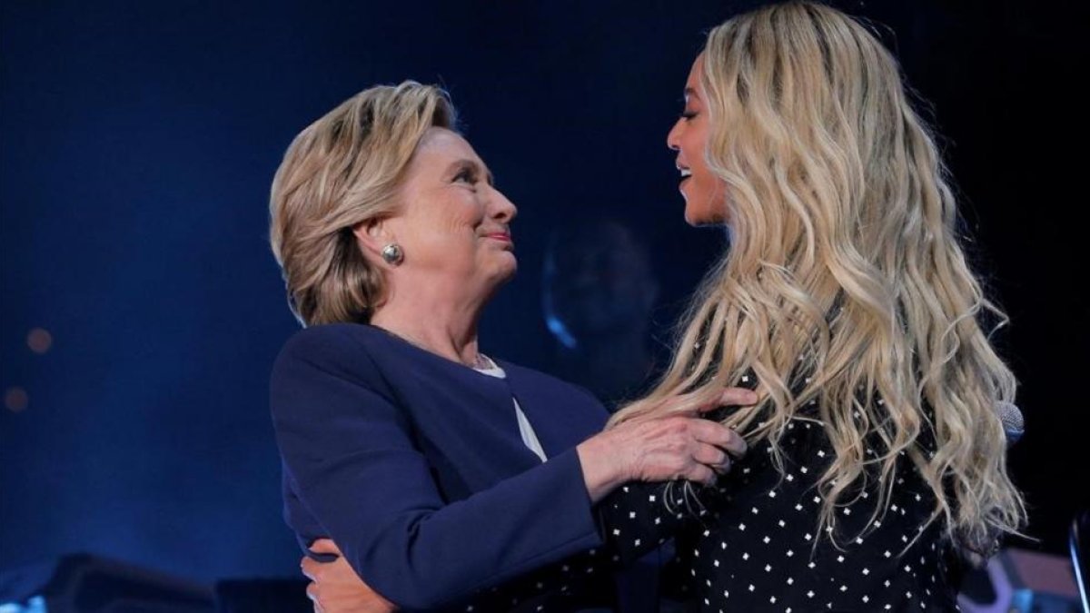 El abrazo entre Hillay Clinton y Beyonce en Cleveland.-REUTERS / BRIAN SNYDER