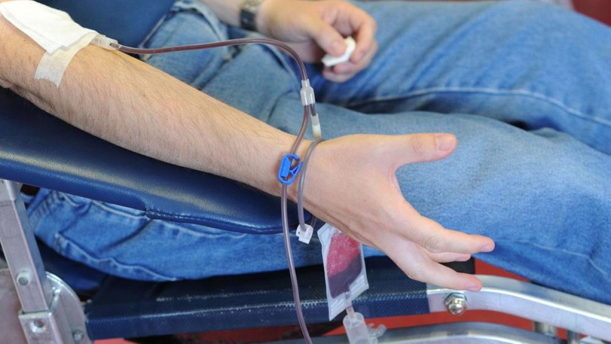 Un hombre dona sangre.-ISRAEL L. MURILLO