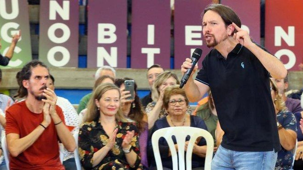 El secretario general de Podemos, Pablo Iglesias, en un acto en Canarias, junto al secretario de Organización, Alberto Rodríguez, y la diputada, Victoria Rosell-EFE