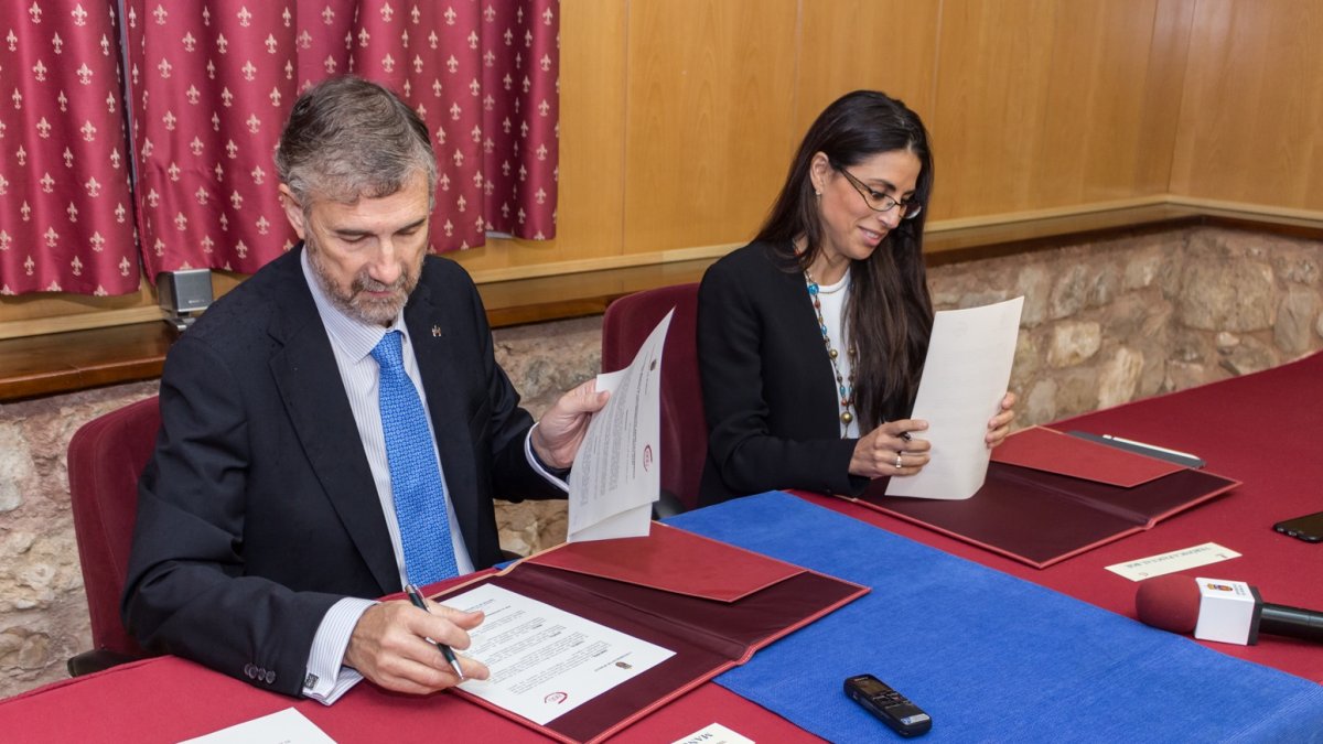 Manuel Pérez Mateos y Verónica Pascual Boé en la firma de un convenio anterior.