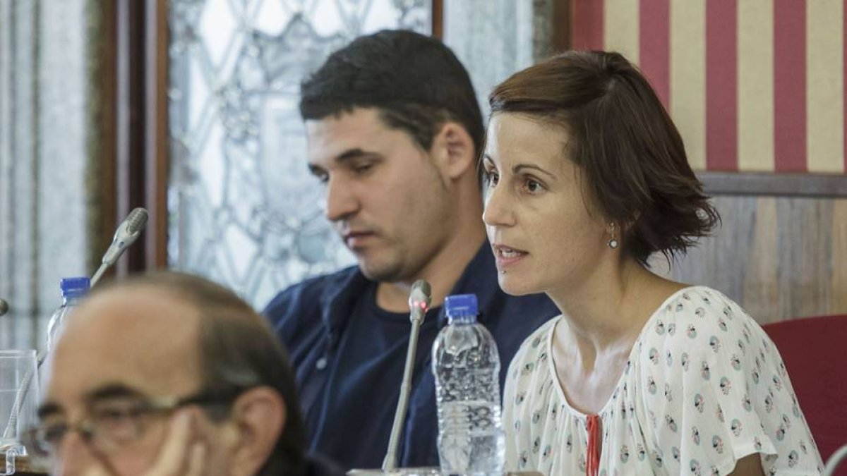 Raúl Salinero y Eva de Ara, concejales de Imagina,en el pleno.-SANTI OTERO