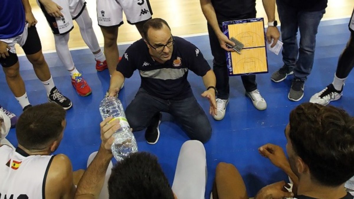 Ocampo se dirige a sus jugadores durante un tiempo muerto. J. MANZANO / CBT