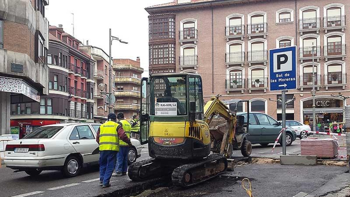 Imagen de la campaña asfáltica desarrollada estos días.-L.V.