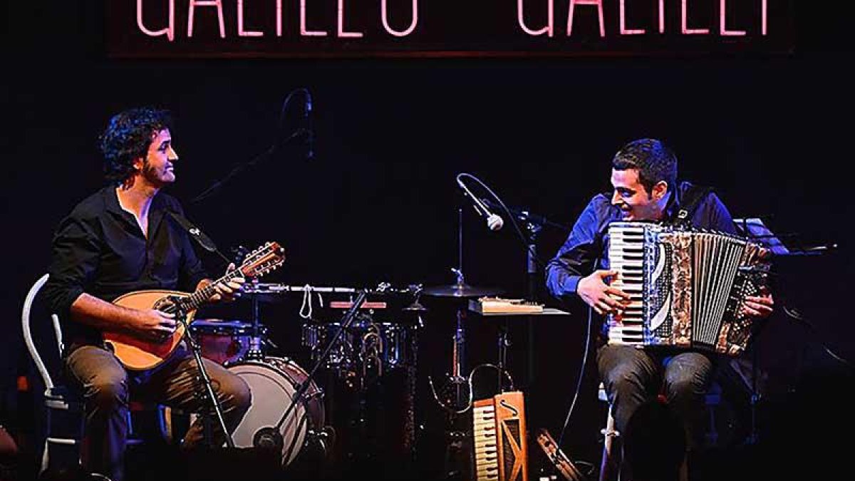 Diego Galaz (i.) y Jorge Arribas, aquí en un concierto en la Sala Galileo Galilei de Madrid, están apurando la ‘tournée’ veraniega por España.-Ferdipé