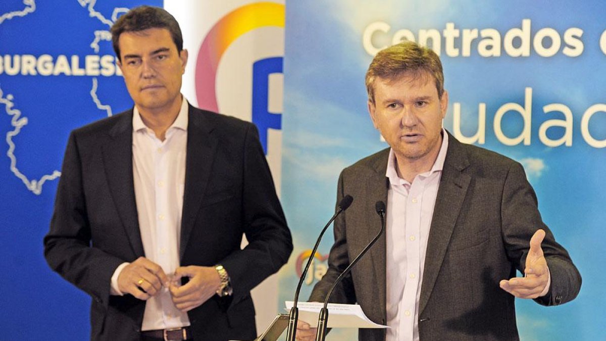 Ángel Ibáñez y Javier Lacalle, ayer en la sede del PP.-ISRAEL L. MURILLO