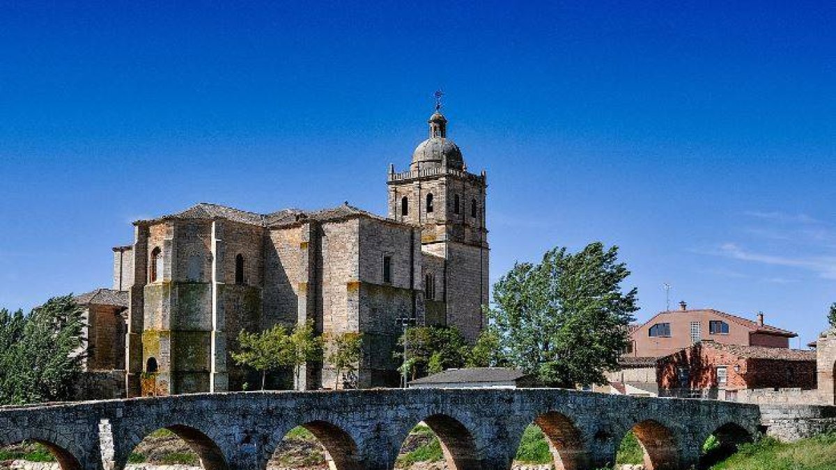 La iglesia de La Ascensión y el puente siete ojos.-