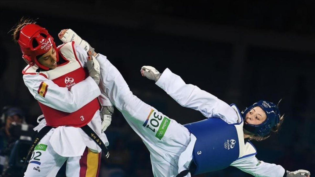 Eva Calvo esquiva un golpe de la galesa Jade Jones, en el combate por el oro-KIRILL KUDRYAVTSEV / AFP