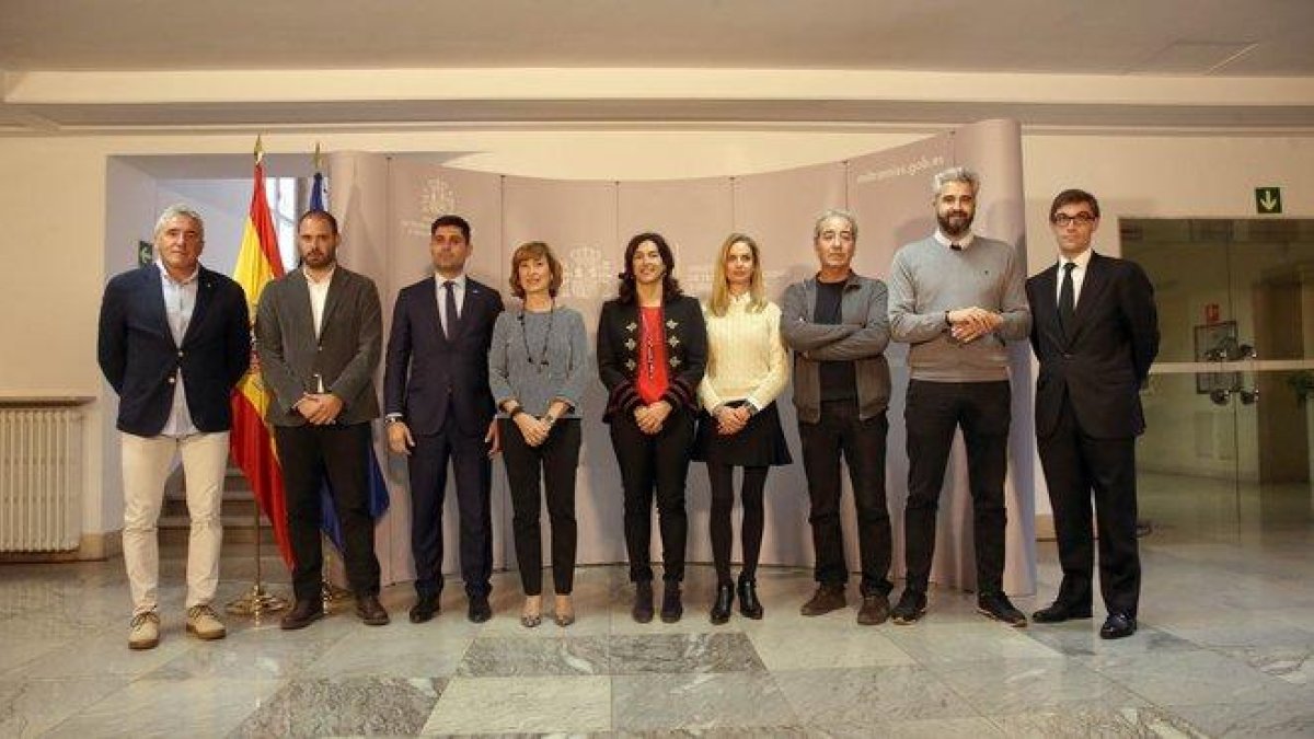 La secretaria de Estado para el Deporte María José Rienda (c) preside una de las reuniones, la pasada semana, para intentar desbloquear la huelga del fútbol femenino.-EUROPA PRESS