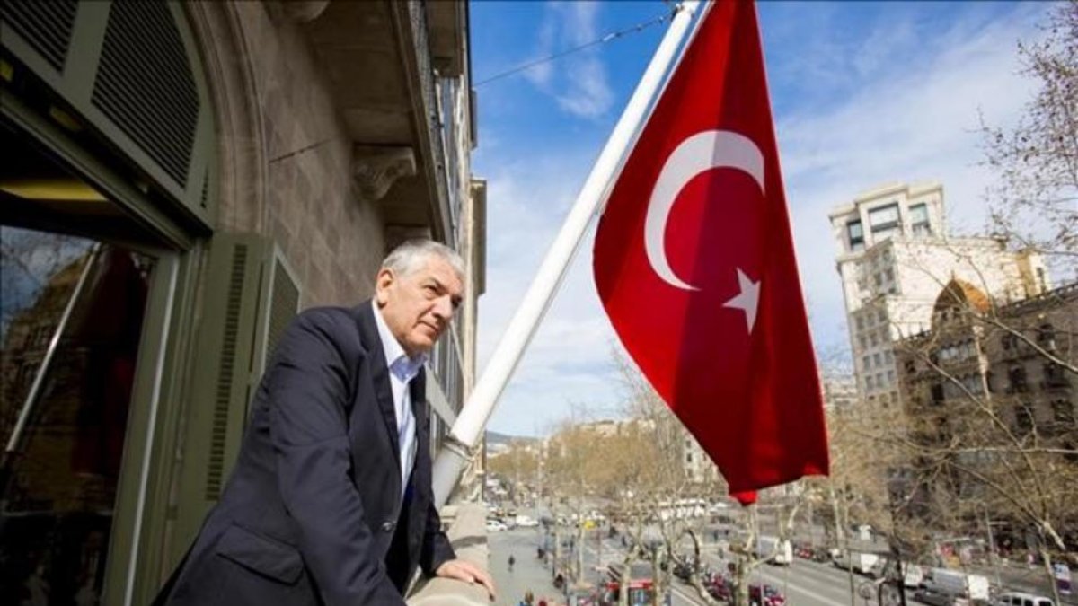 Ömer Önhon en el consulado de Turquía en Barcelona.-FERRAN NADEU