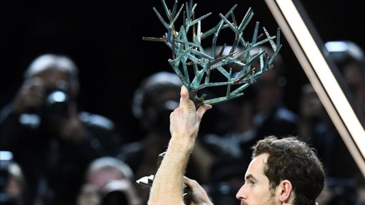 Andy Murray con el trofeo de París.-AFP / FRANCK FIFE
