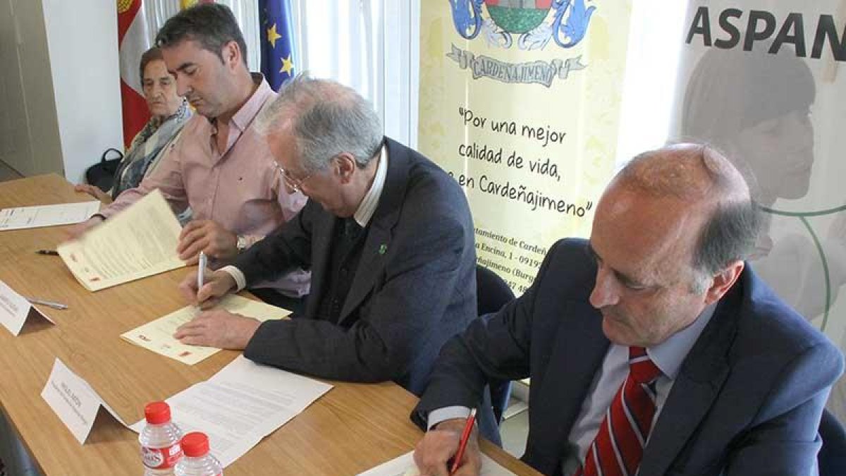 Un momento de la firma, en la que participaron Iglesias (izq), Patón (centro) y Verla (dcha).-ECB