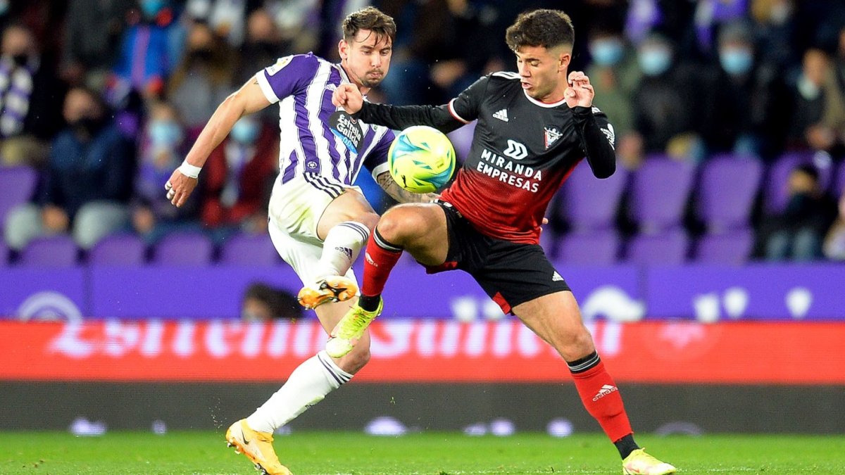 Simón Moreno, quien abandonó el campo en camilla, intenta controlar la pelota en el partido de ayer. TOMÁS ALONSO