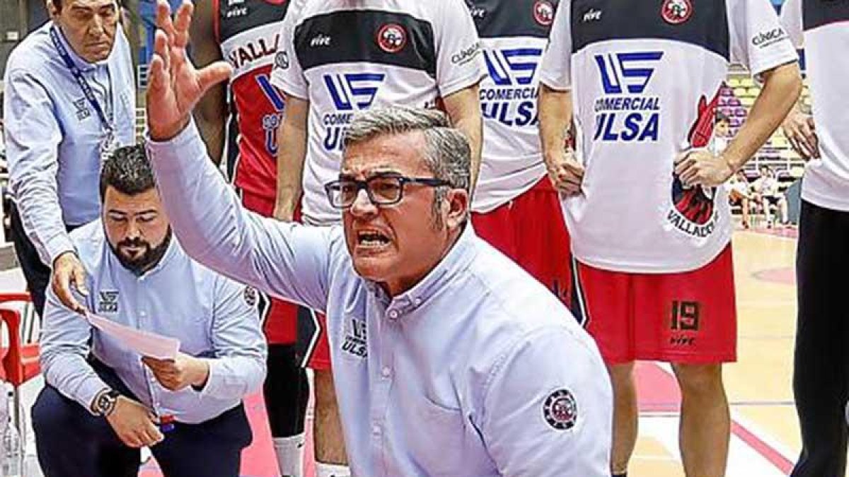 Paco García, durante un tiempo muerto con el Valladolid.-EL MUNDO / EL DIARIO DE VALLADOLID