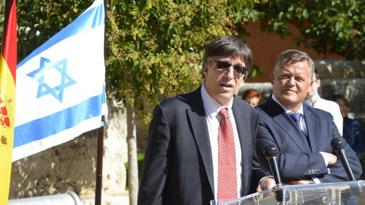 Lorenzo Rodríguez (derecha), junto al embajador de Israel en España, Alon Bar, durante las fiestas de Castrillo.-ICAL