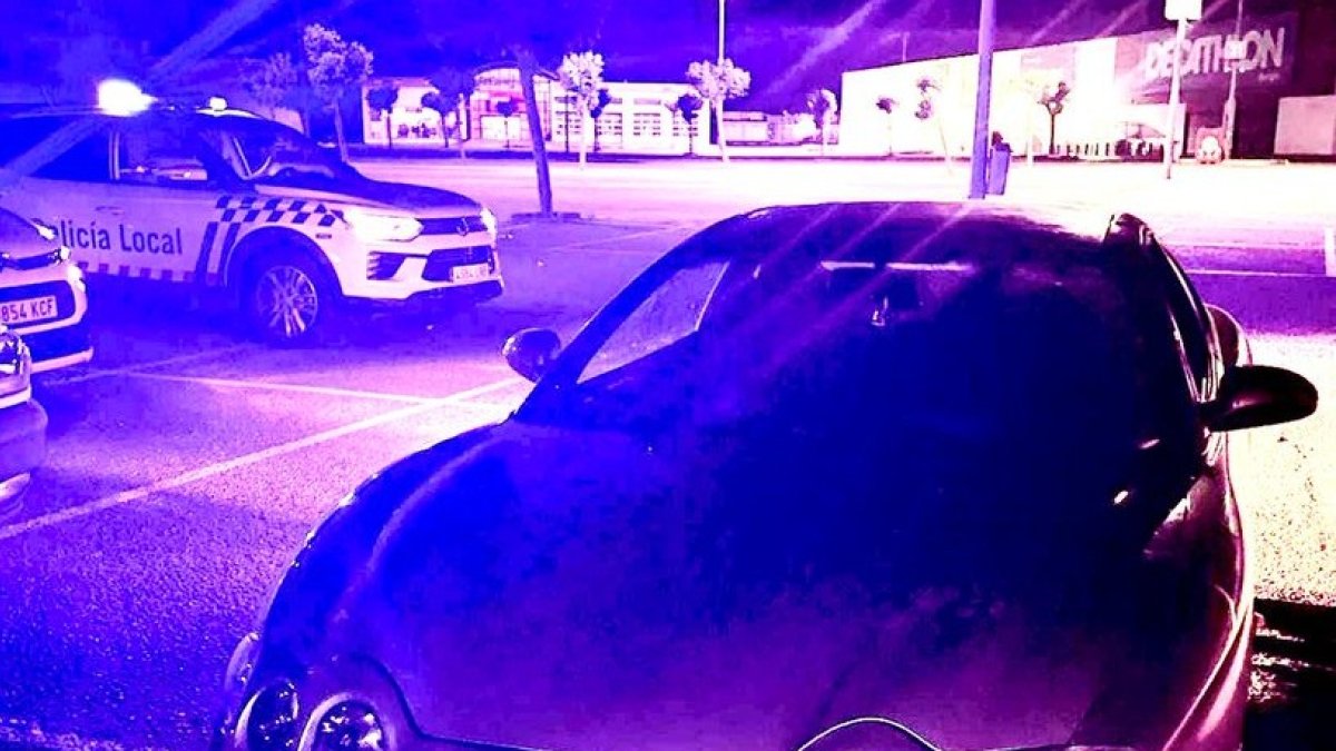 Los ocupantes abandonaron el coche y huyeron a pie. Dos escaparon cruzando la autovía. POLICÍA LOCAL
