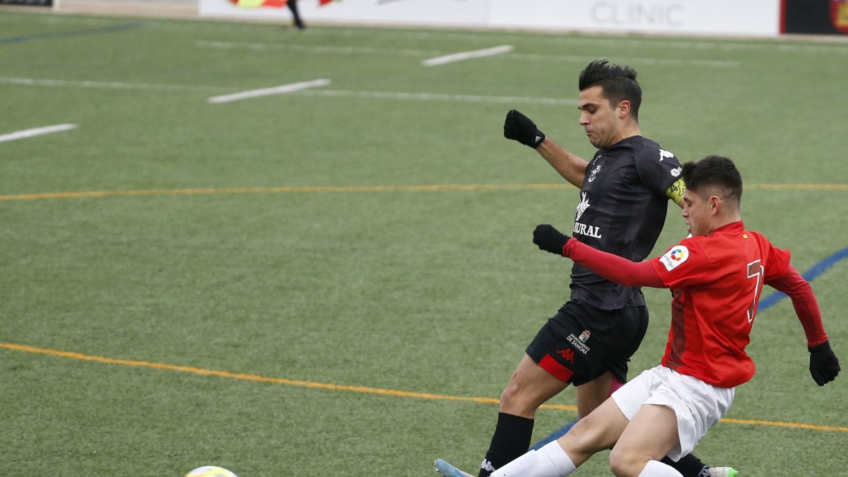 El extremo René (Real Burgos) pugna con un rival del Zamora en el encuentro disputado en San Amaro. SANTI OTERO