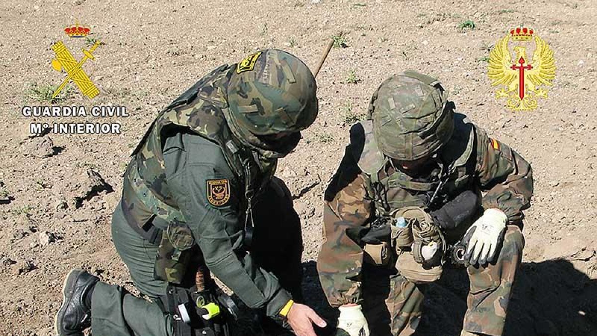 Un Tedax de la Guardia Civil y un militar del batallón de zapadores, en pleno ejercicio.-ECB
