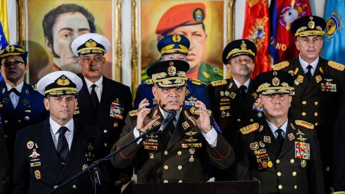 El ministro de Defensa, Vladimir Padrino López, junto a otros altos mandos militares manifiesta su apoyo al presidente Maduro.-AFP / LUIS ROBAYO