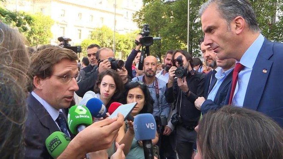 El alcalde de Madrid José Luis Martínez-Almeida (i) y el portavoz de Vox en el Consistorio Javier Ortega Smith (d).-EUROPA PRESS