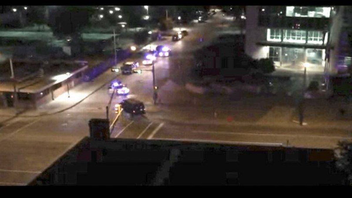 Imagen del momento en que la furgoneta huye de la comisaría tras el ataque.-Foto: EFE / DEPARTAMENTO DE POLICÍA DE DALLAS