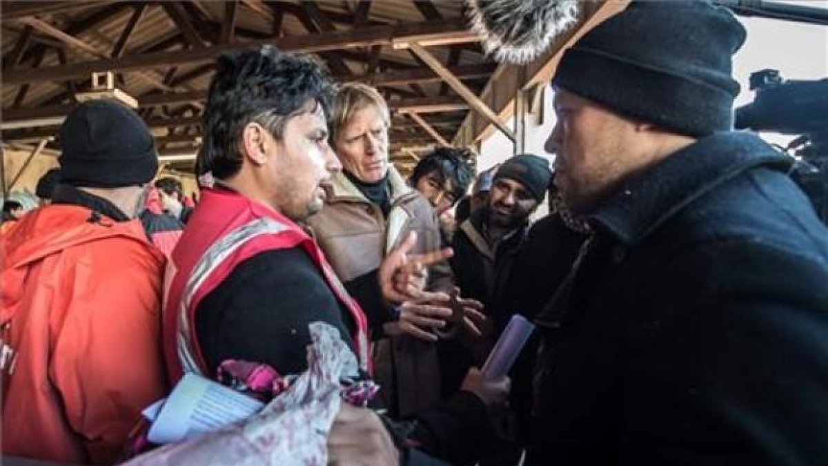 Un grupo de inmigrantes dialogan con la policía de fronteras, en Calais.-AFP / PHILIPPE HUGEN