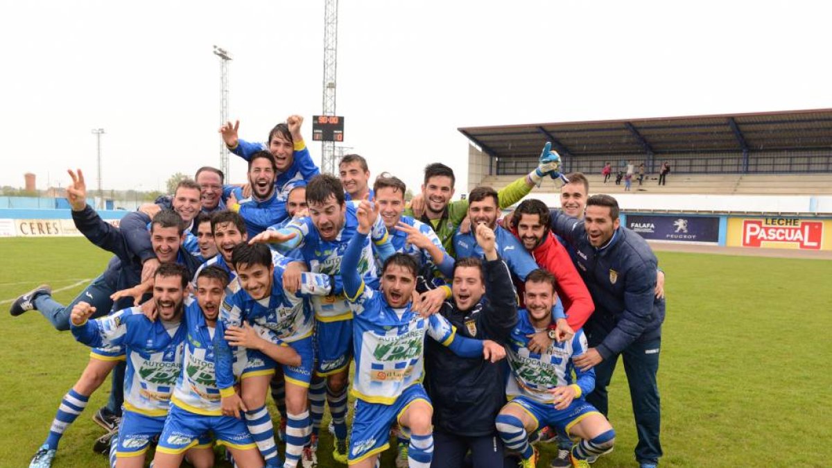 Los jugadores de la Arandina CF festejan la consecución del título de campeón sobre el terreno de juego de El Montecillo-Alberto Calvo
