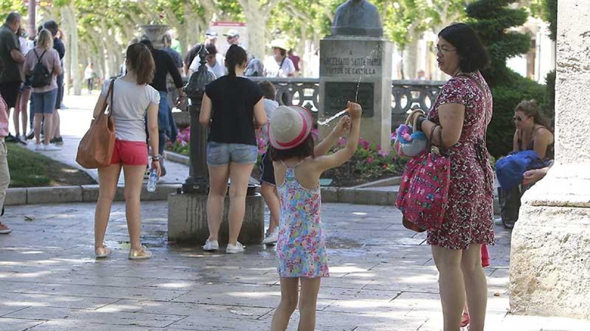 Una niña se hidrata ante las elevadas temperaturas.-RAÚL G. OCHOA