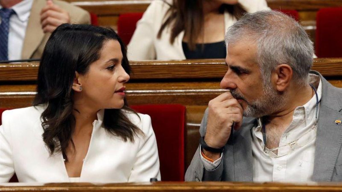 Inés Arrimadas y Carlos Carrizosa, en sus escaños del Parlament-ALBERTO ESTEVEZ (EFE)