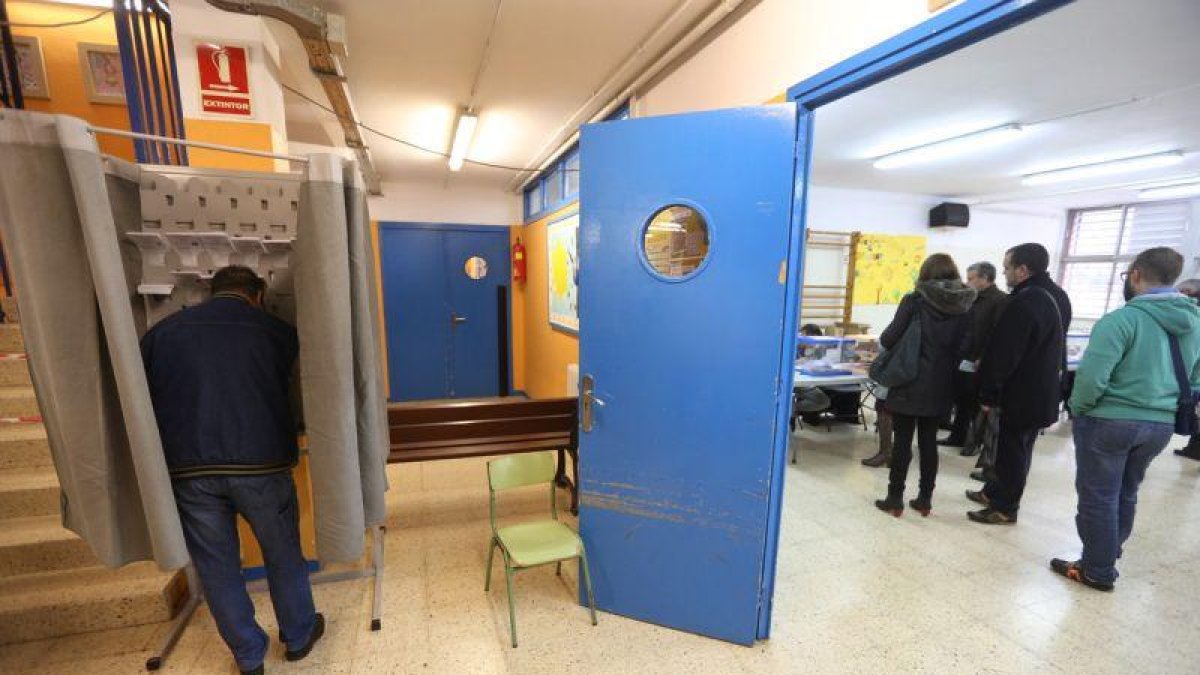 Un colegio electoral de L'Hospitalet, en las elecciones generales del 2015.-EL PERIÓDICO