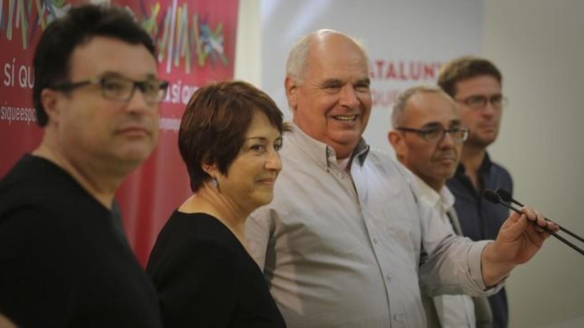 Nuet, en primer línea, en la sede de Catalunya Sí que es Pot.-DANNY CAMINAL