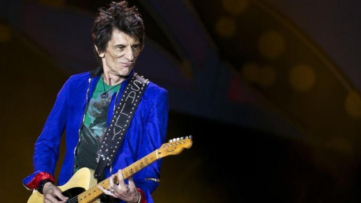 El guitarrista de los Rolling Stones Ron Wood, durante un concierto en La  Habana (Cuba).-ENRIC MART