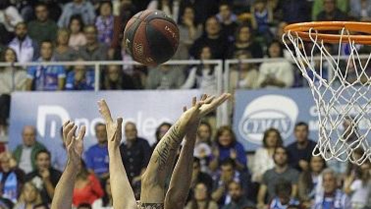 Javi Vega salta por el rebote ofensivo.-SANTI OTERO