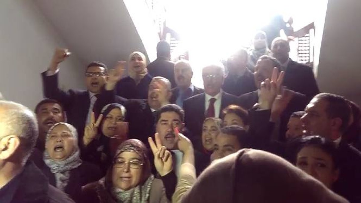 Parlamentarios tunecinos cantan el himno tras el atentado terrorista.-Foto: YOUTUBE