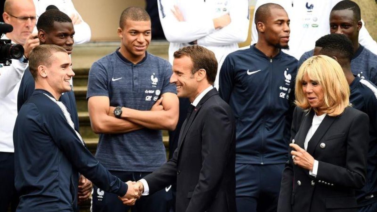 Los Macron saludan a Griezmann, acompañado por Mbappé.-FRANCK FIFE