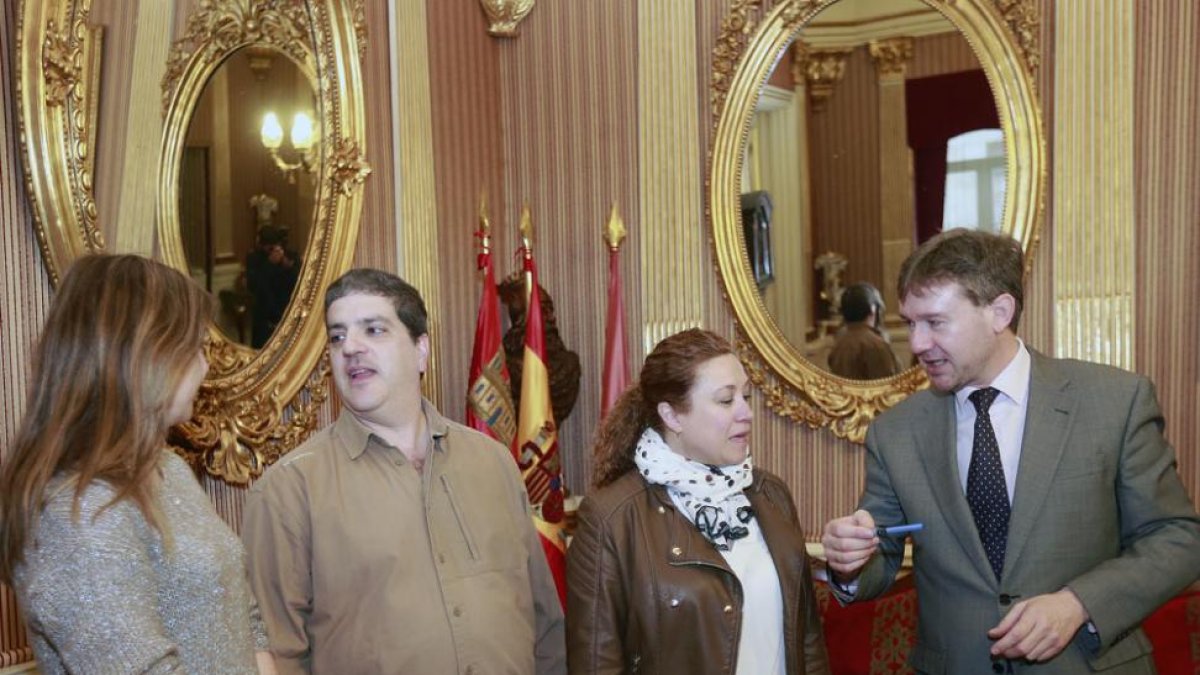 Carolina Blasco, el presidente del Consejo de Barrio, Luis Guerra, la alcaldesa por un día, Natalia Arnaiz, y Lacalle.-RAÚL OCHOA