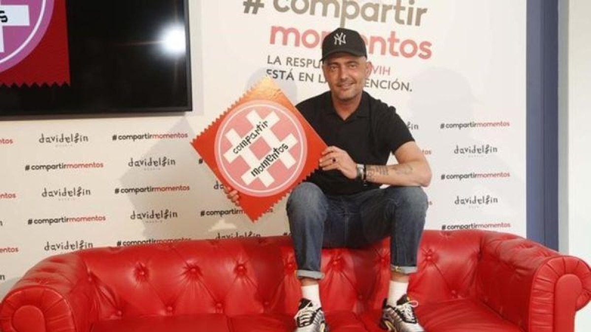 David Delfín presenta el nuevo logo que ha hecho para la campaña Compartir momentos para la prevención del VIH.-EL PERIÓDICO