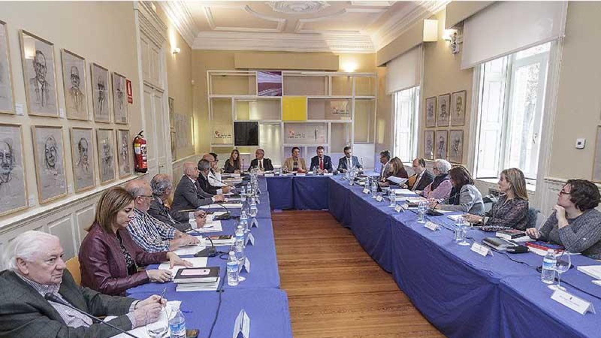 La consejera de Cultura, Josefa García Cirac, presidió ayer la reunión del patronato del Instituto de la Lengua en el Palacio de la Isla.-Ricardo Ordóñez (Ical)