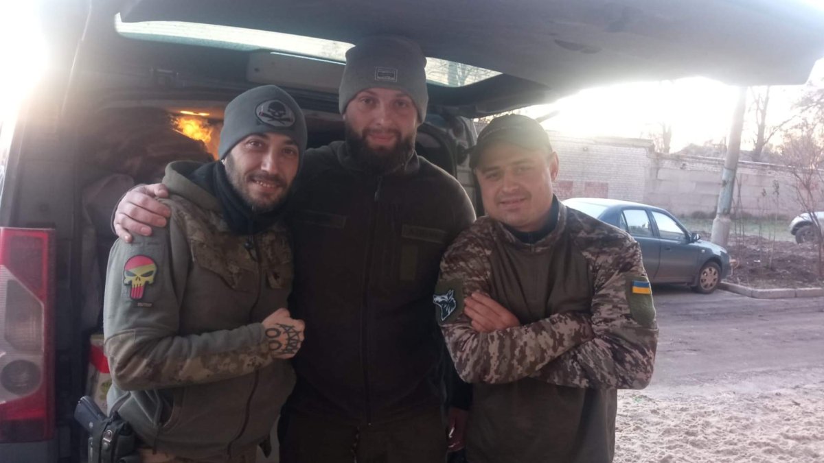 Juan el Legionario, el voluntario español en el frente de guerra entre Ucrania y Rusia, con los voluntarios ucranianos que han hecho llegar la ayuda emitida desde Burgos.