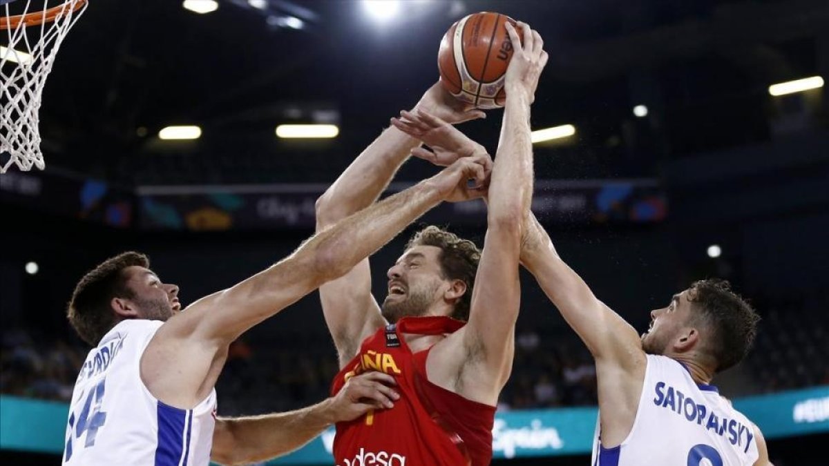 Pau Gasol se hace espacio dentro de la zona ante Svrdlik y Satoransky-ROBERT GHEMENT (EFE)