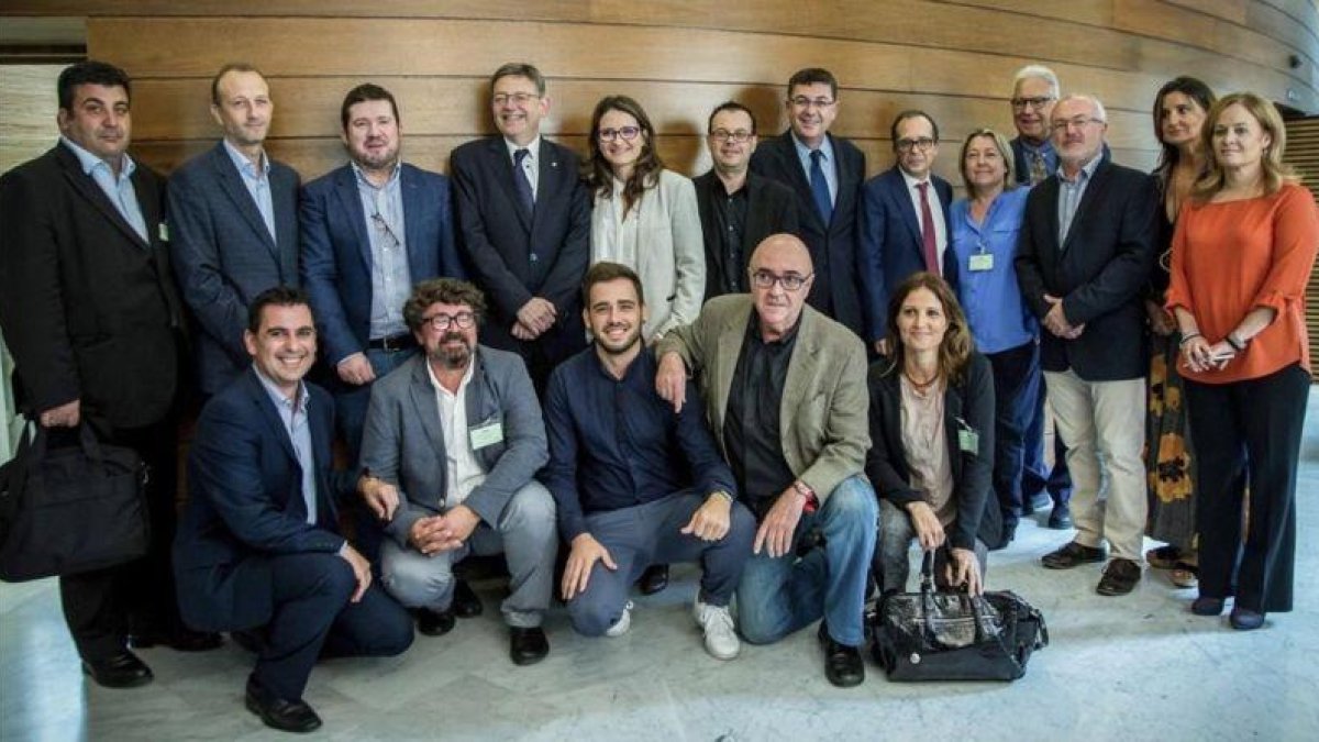 El president de la Generalitat Ximo Puig, la vicepresidenta Monica Oltra, el presidente de les Corts y los portavoces de todos los grupos de la camara (menos el del PP)  posan con el presidente Enrique Soriano y el resto del Consejo Rector de la futura Ra-MIGUEL LORENZO