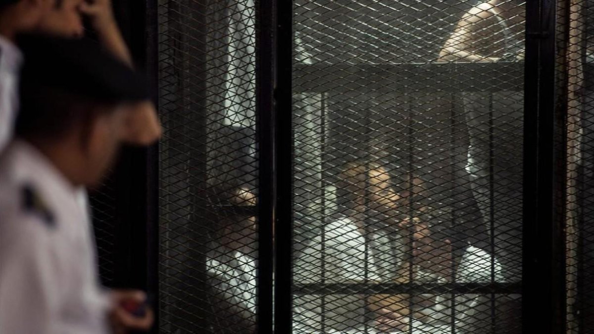 Uno de los detenidos sigue el juicio en una jaula de cristal.-AFP / MOHAMED EL-SHAHED
