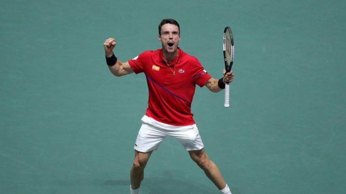 Roberto Bautista celebra un punto ante el canadiense Auger-Aliassime.-EFE