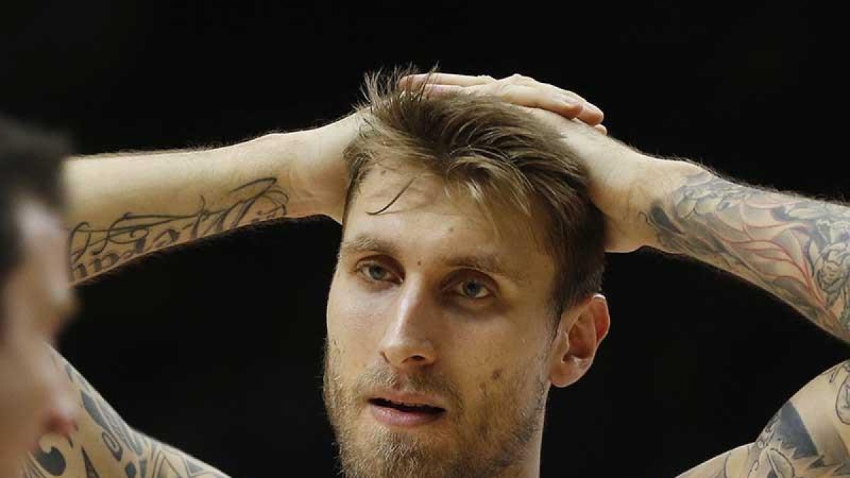 Javi Vega se lamenta en un lance del partido.-ACB PHOTO / M. A. POLO