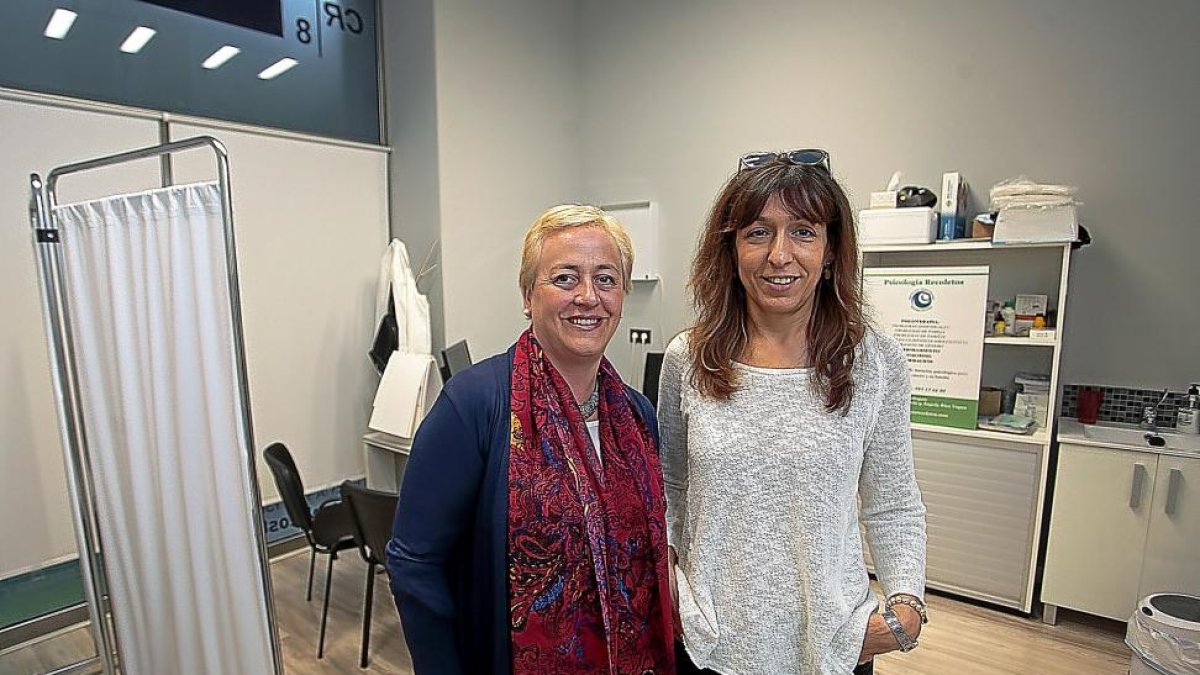 Montserrat Sanz y Ángela Rico en el gabinete psicológico del Centro Médico Recoletos de Valladolid.-JOSÉ C. CASTILLO