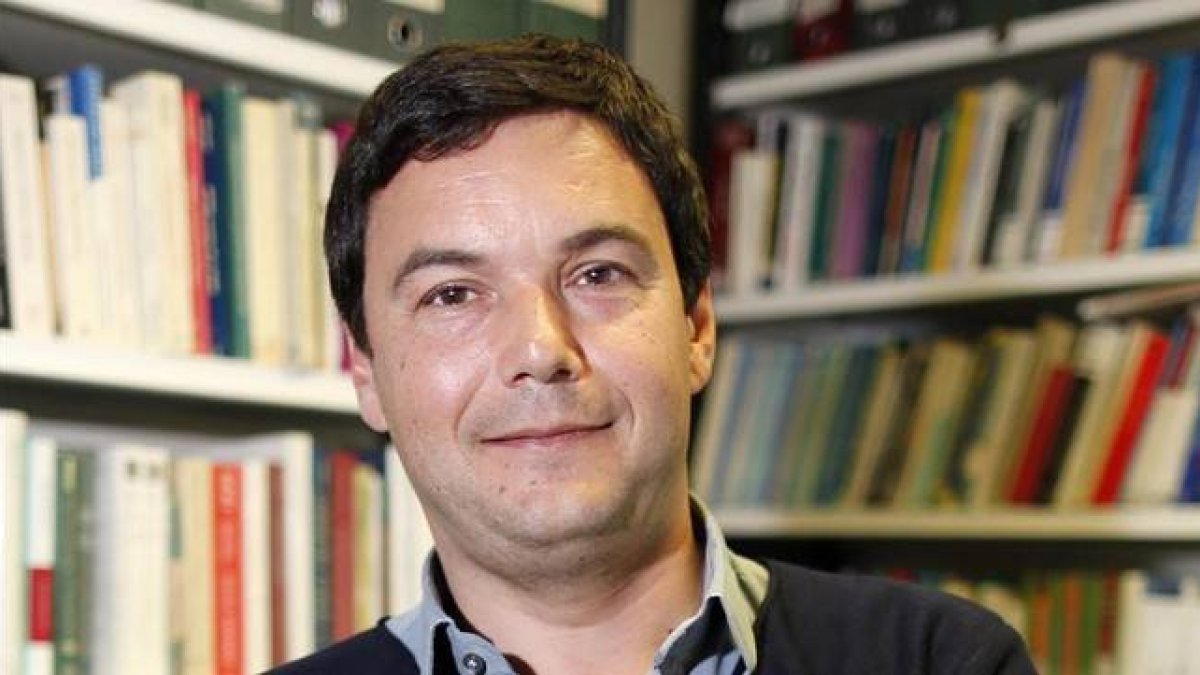 Thomas Piketty, en su despacho.-CHARLES PLATIAU/REUTERS