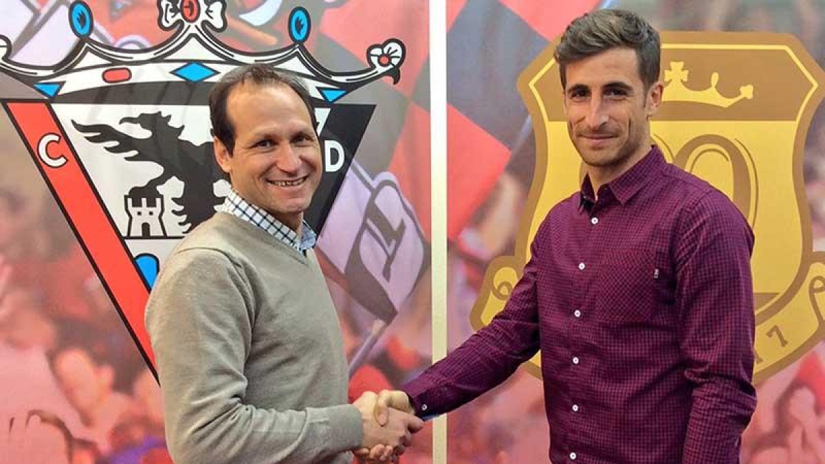 Seba, director deportivo del Mirandés, da la bienvenida a Llorente.-CD MIRANDES